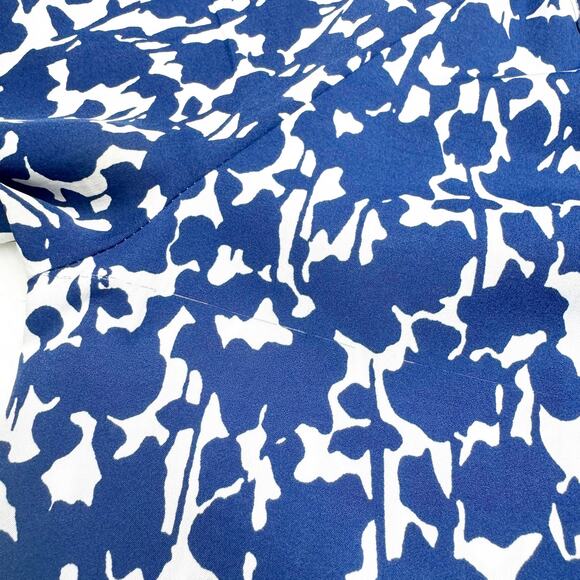 IZOD Blue & White Floral Print Satin Short Sleeve Top Blouse size Small - Picture 8 of 8